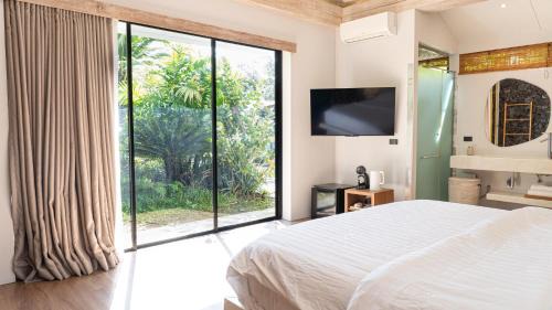 Khua Mung House | Cozy Detached Room, Pool and Garden Access