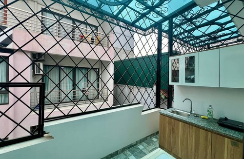Quang An Apartment | “Cozy Ground Floor Apartment w/Kitchen, Sofa & Elevator – Tay Ho”