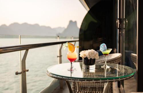 Cat Ba Hotel | Cruise Lan Ha Bay 2 Day 1 Night pick-up from Cat Ba Central
