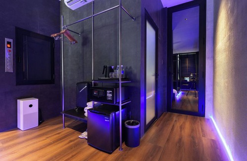 District 3 Apartment | Deep Blue Studio@Saigon's alley with Rooftop Onsen