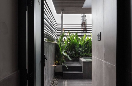 District 3 Apartment | Deep Blue Studio@Saigon's alley with Rooftop Onsen
