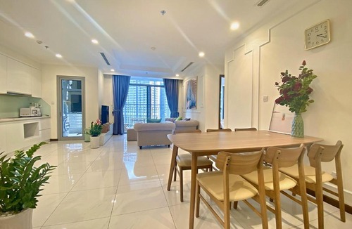 Hang Xanh Apartment | Deluxe 3br Apartment- Vinhomes Central Park