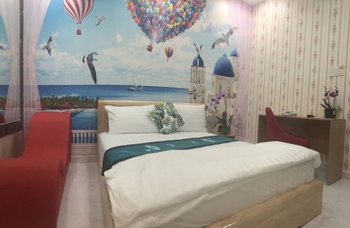 Downtown Ho Chi Minh City Hotel | Deluxe private room 1bed 1 bath ,2 guests in Hotel you and me