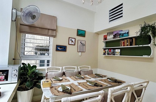 Truc Bach House | Entire house City view Central Train street 6 minute Netflix