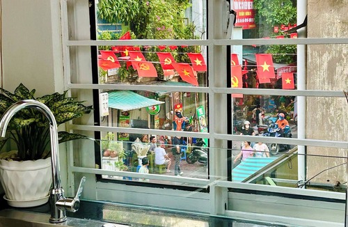 Truc Bach House | Entire house City view Central Train street 6 minute Netflix