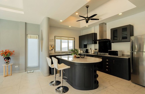 Rawai House | Expansive 4BR Villa Full Kitchen & Jacuzzi
