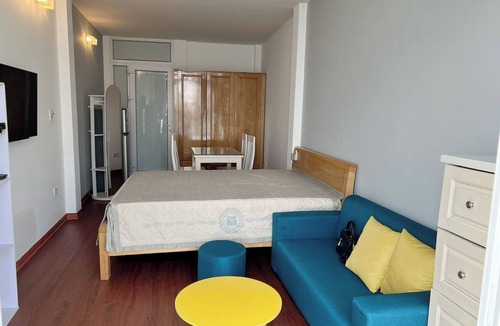 Tay Ho Apartment | Fabulous Studio with Romantic Lake Views.