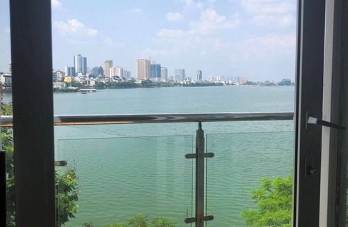 Tay Ho Apartment | Fabulous Studio with Romantic Lake Views.