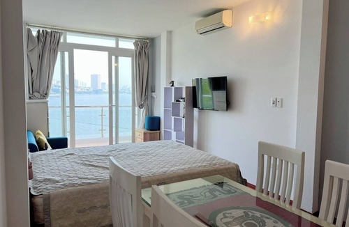 Tay Ho Apartment | Fabulous Studio with Romantic Lake Views.