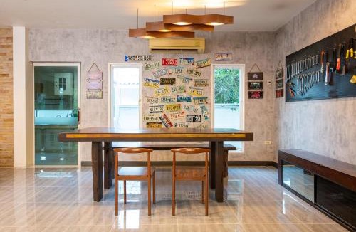 Phlabphla Villa | Garage House Bangkok-Car Theme Stay 8Bed 6Room