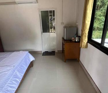 Nuea Khlong Bed & Breakfast | Grand Bungalow