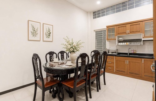 District 1 House | Group Stay in Central Saigon 6 Bedrooms + Private Baths
