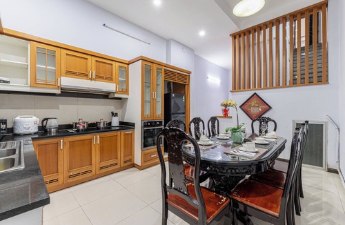 District 1 House | Group Stay in Central Saigon 6 Bedrooms + Private Baths