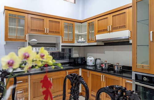 District 1 House | Group Stay in Central Saigon 6 Bedrooms + Private Baths