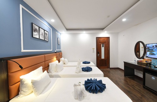 Hang Bac Hotel | Hanoi Elpis Grand Hotel is ideally situated in central of Hanoi's Old Quarter