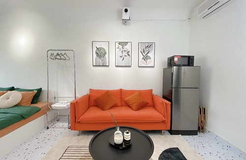 Hoan Kiem Apartment | Hanoi Train Street Apartment - Full of Light Home for 4 Guests - 24h Food Street