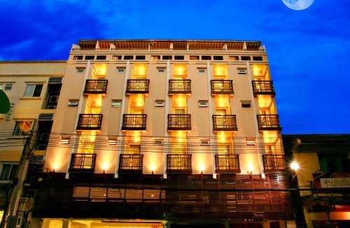 Phra Athit House | Happio