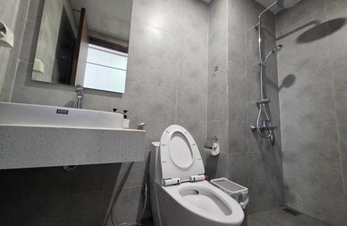 Tan Qui Dong Apartment | HCMC Prestige Apartment - Free Resort Pool & Elite Gym