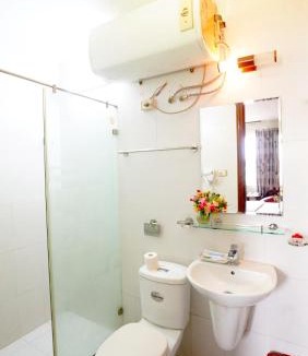 Nhat Tan Hotel | Ho Sen Xanh Hotel