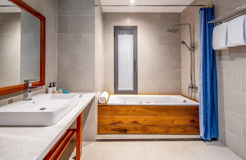Cam Chau Hotel | Hoa Co Villas