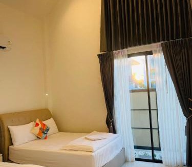 Bang Saen Ville House | Holiday Pool Villa Bangsean Chonburi - 3 Bedrooms Villas up to 12 people