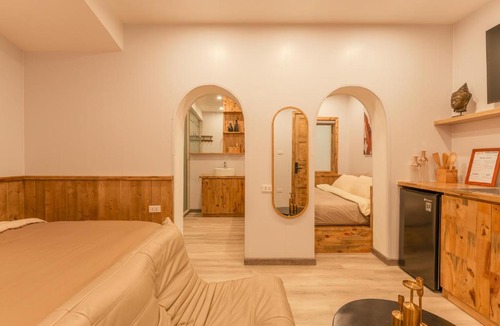 Hang Trong Apartment | Homestay CHẤT- Lake Side, Self Check Apt