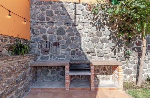 Las Palmas House | House in Centro Cuerna with a Private Pool, Garden, Barbecue Area, and Pet-Friendly