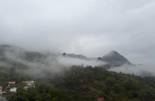 Hoa Binh House | House on a hill with stunning views Hoa Binh Lake
