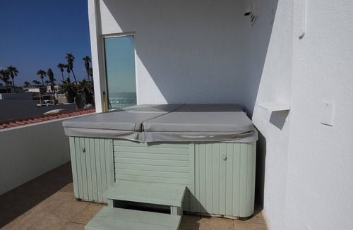 Rosarito House | immaculate 5 bedroom Villa, Jacuzzi terrace, AC in charming Playas de Rosarito