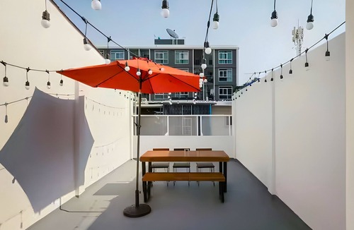 Phra Khanong House | Industrial Loft Sukhumvit 3-Bedroom Designer House - 2 Min to BTS Bang Chak