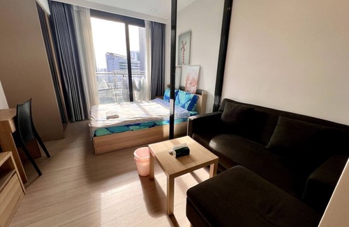 Rama 9 Apartment | Infinity Pool Condo w/Workspace, Gym & Walk to MRT