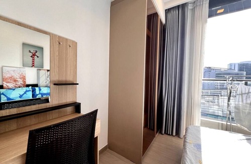 Rama 9 Apartment | Infinity Pool Condo w/Workspace, Gym & Walk to MRT