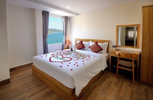 Nha Trang Hotel | Iridescent Cloud Hotel, beach front view with buffet breakfast