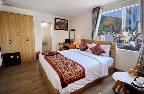 Nha Trang Hotel | Iridescent Cloud Hotel, beach front view with buffet breakfast