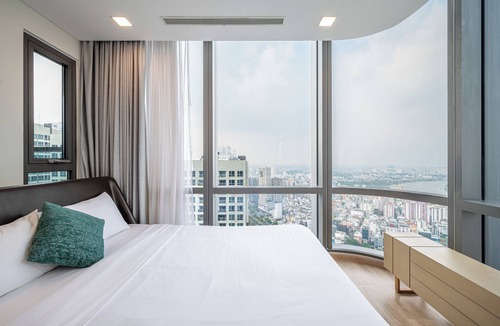 Hang Xanh Hotel | Isabelle Luxury inside Landmark 81 Tower