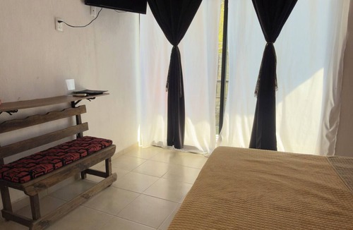 Chiapa De Corzo Hotel | King Bed Climate TV Internet Hot water Parking Garden Central location