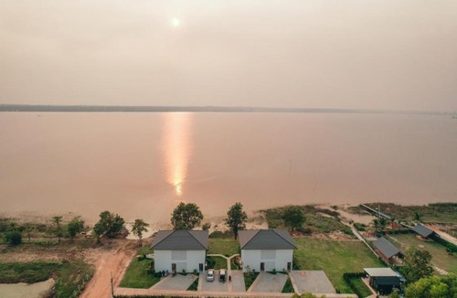 Bung Khong Long Hotel | LAKE HOUSE Naka Cave