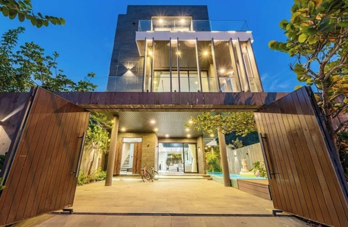 Tho Quang Beach Villa | Large luxury villa, 5 bedrooms, huge pool, steps to beach, mountain views