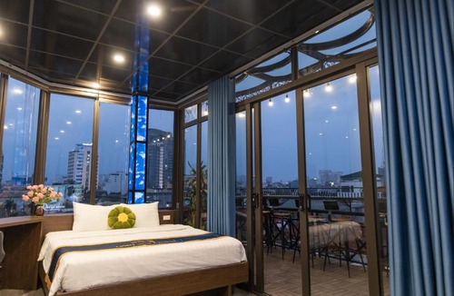 Van Mieu House | Light House & Rooftop