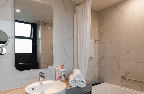 District 1 Apartment | Luminious 3br in District/FreeWifiPoolGym