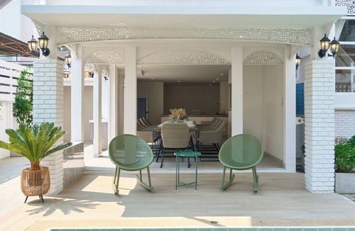 Chang Khlan Villa | Luxurious 5-bedroom Pool Villa in the Heart of Chiang Mai near Night Bazaar
