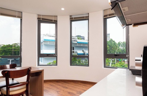 Tan Binh Apartment | Luxury 1-bedroom Apt, Elevator; Kitchen; Washing&Dryer; 800m to TSN Airport