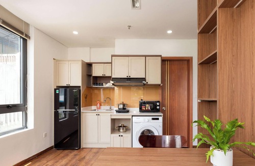 Tan Binh Apartment | Luxury 1-bedroom Apt, Elevator; Kitchen; Washing&Dryer; 800m to TSN Airport