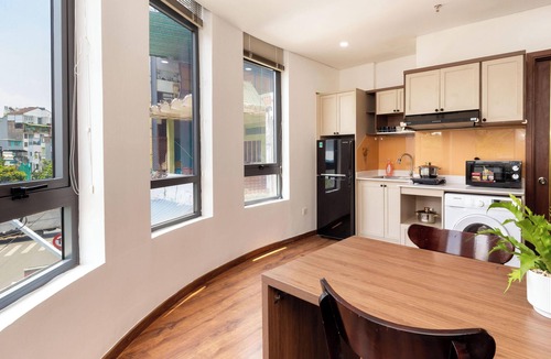 Tan Binh Apartment | Luxury 1-bedroom Apt, Elevator; Kitchen; Washing&Dryer; 800m to TSN Airport