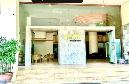 Wat Ket Condo | Luxury Suite · Cozy King Bed + Pool @Train Station