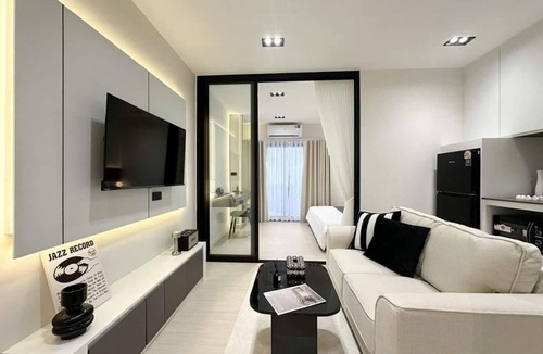 Wat Ket Condo | Luxury Suite · Cozy King Bed + Pool @Train Station