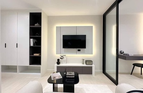 Wat Ket Condo | Luxury Suite · Cozy King Bed + Pool @Train Station