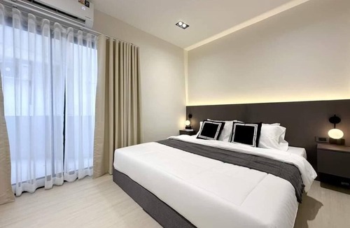 Wat Ket Condo | Luxury Suite · Cozy King Bed + Pool @Train Station