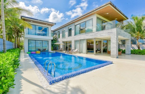 Ngu Hanh Son Villa | Luxury Villas in Da Nang for Large Groups: Beachfront, Golf & Family Friendly