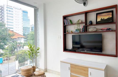 Phuong 6 Apartment | Mặt tiền Quận 3 - Nhà kính view đẹp - có thang máy